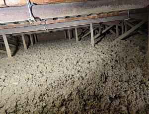 Zateplení stropu dílny pomocí foukané izolace